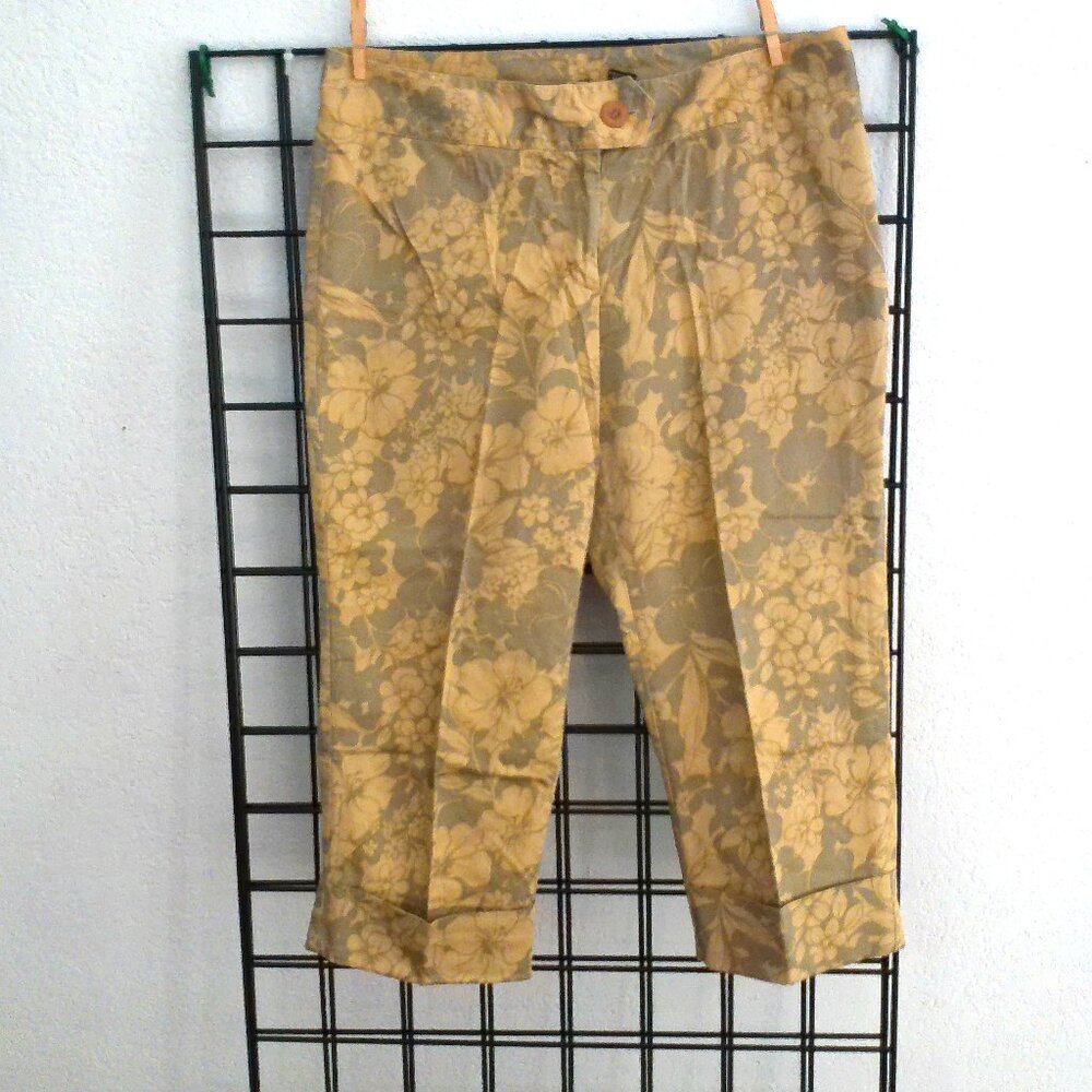 Zoom, beige and green floral Capri pants,  zipper in front